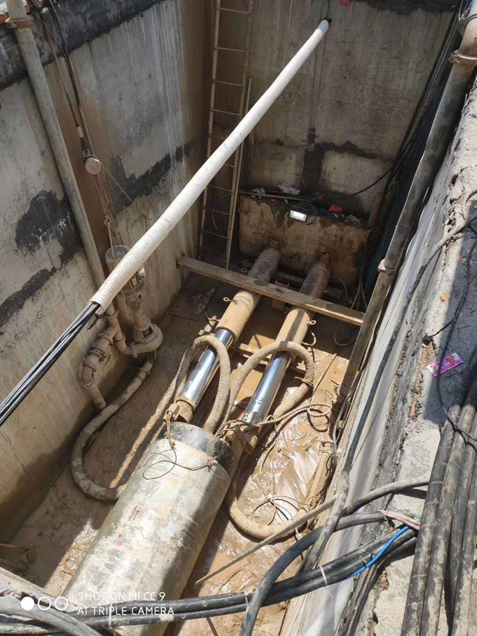 頂管工程現場的頂管機工作井